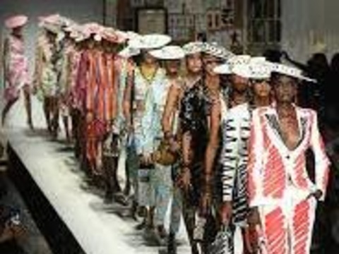 Джіджі Хадід постала в образі нареченої на показі Moschino