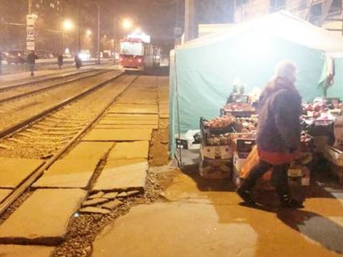 Базар біля трамваїв: хто покриває стихійну торгівлю на Борщагівці