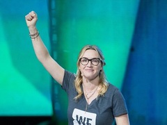 Кейт Вінслет в скромному одязі закликала молодь йти до своєї мрії