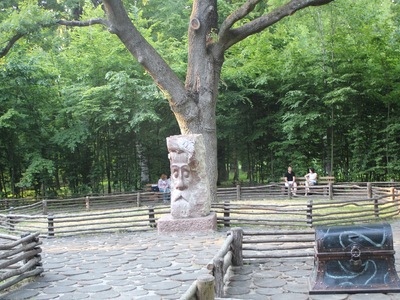 Дуб і однойменна скульптура в Бучанському парку