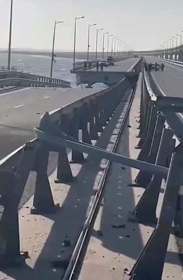 Пошкодження кримського мосту два прольоти