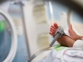 В Японії виписали з лікарні найменше немовля в історії