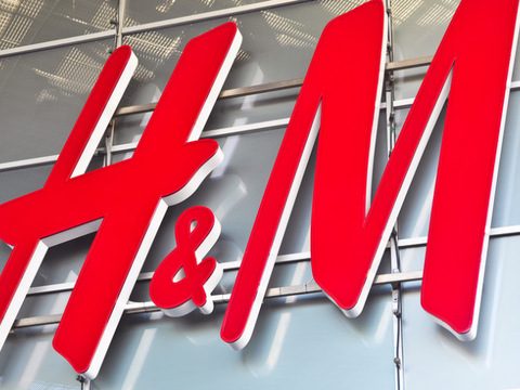 Родина хлопчика з реклами H&M вирішила переїхати з міркувань безпеки