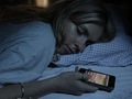 Вчені пояснили небезпеку сну з телефоном
