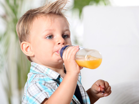 Чому дитині не можна давати пити сік